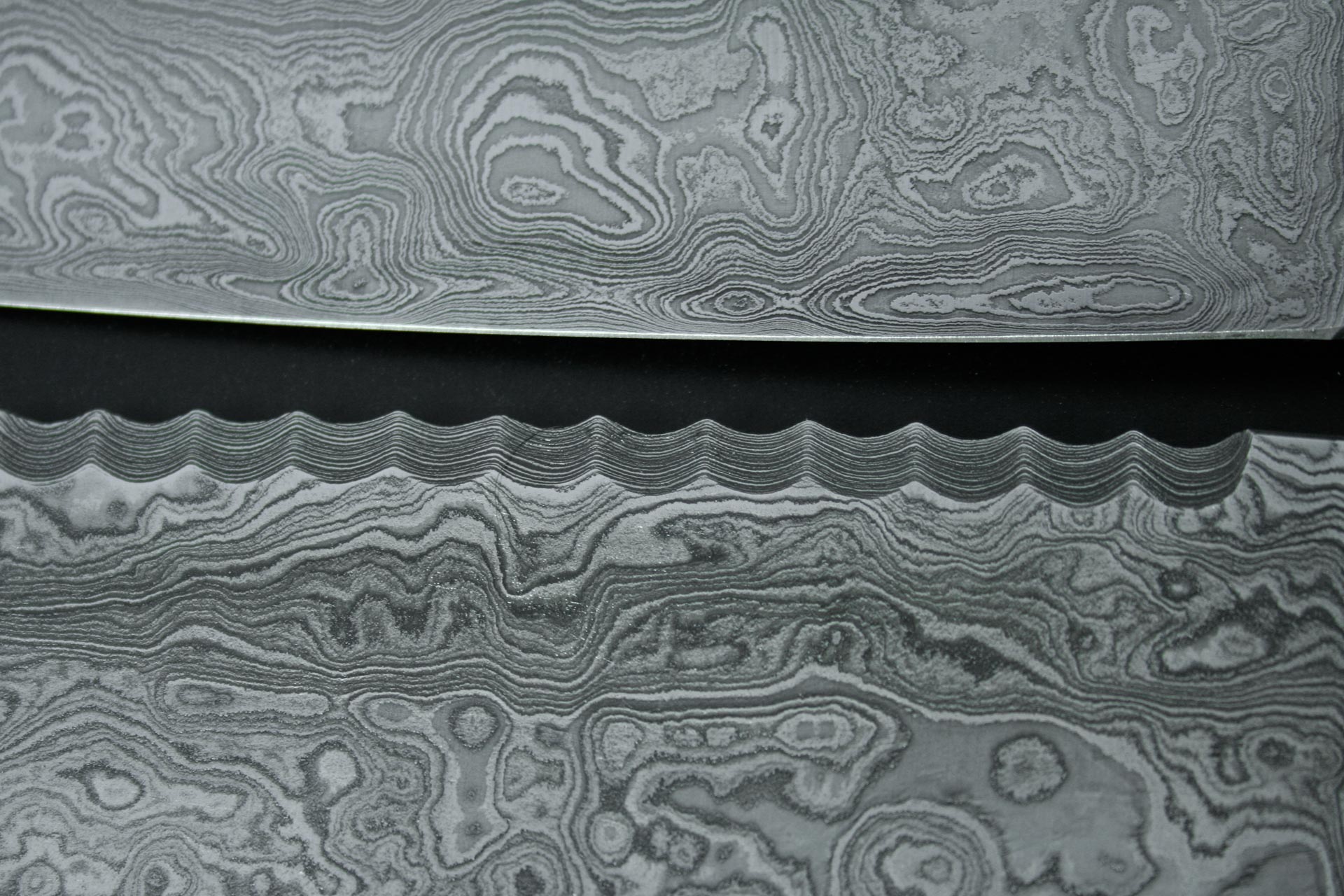 Messer Solingen, Güde Messer, Kochmesser Solingen, Messerset, wetzstahl, solinger messer Nahaufnahme vom Brotmesser Damaststahl mit einzigartigem Güde-Wellenschliff