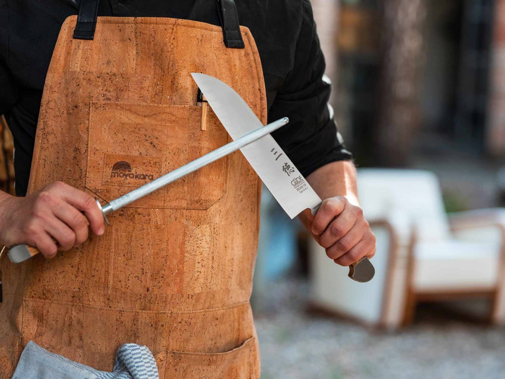 Messer Solingen, Güde Messer, Kochmesser Solingen, Messerset, wetzstahl, solinger messer Koch hält Santoku Messer von Güde Solingen und schärft die Klinge mit einem Wetzstahl